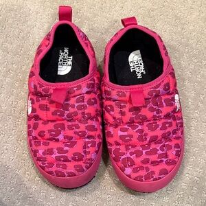 The North Face Kids Pink and Purple cheetah Print thermoball mules